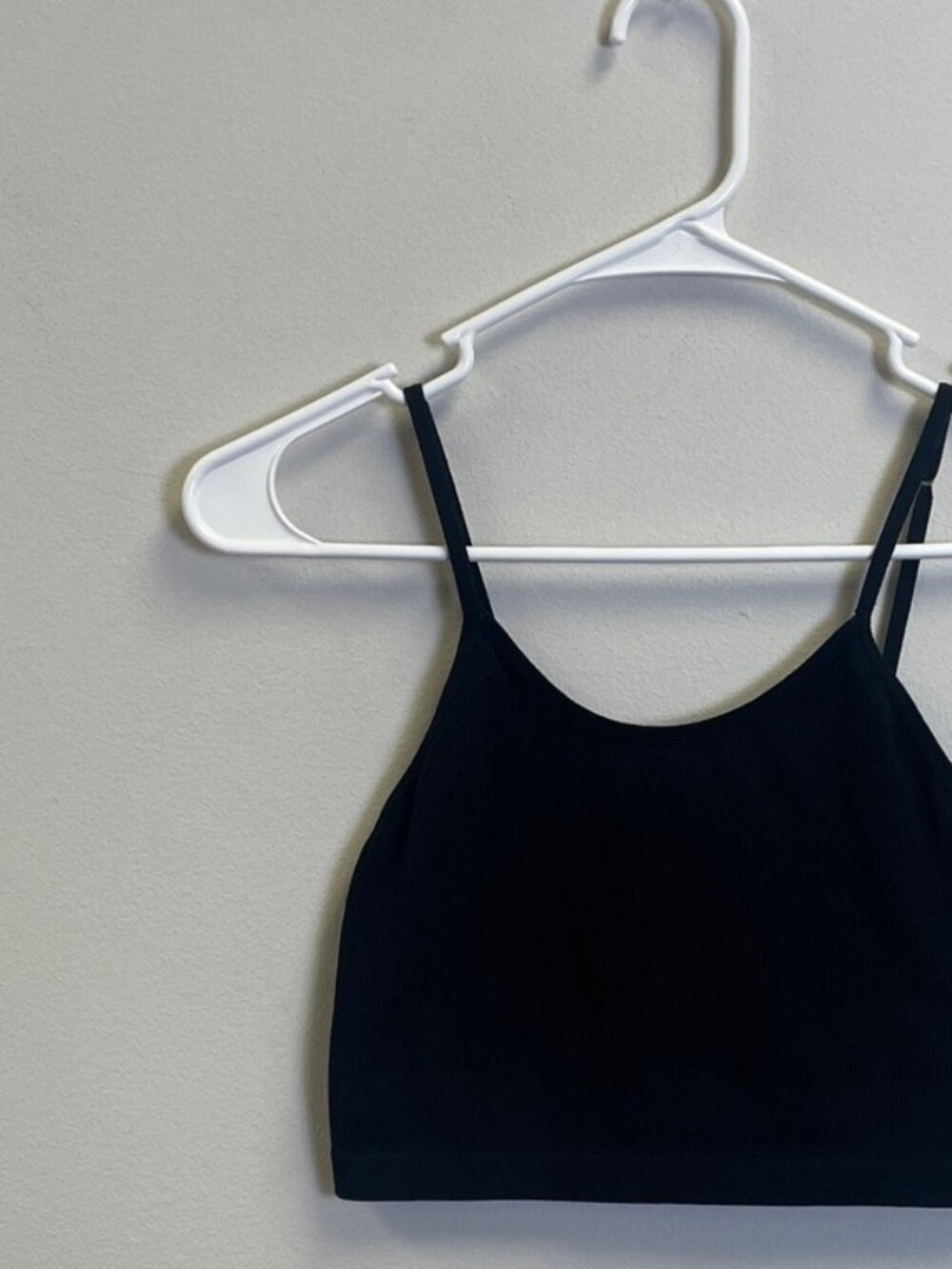 👩👩👦Black Crop Top - Picture 2 of 3